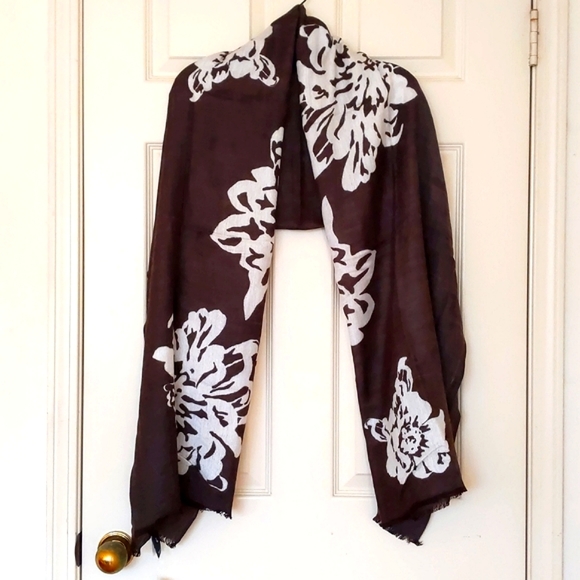 NWT. GAP Rayon/Wool blended floral scarf/wrap. - Picture 4 of 4